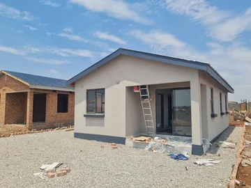 Charming 2-Bedroom House with Verandah and Water Tank in Mbundane, Bulawayo