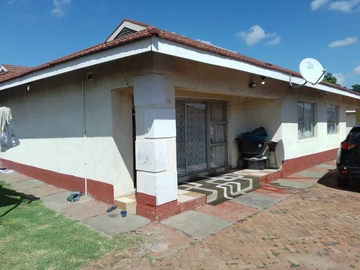 Charming 2-Bed Townhouse in Madokero, Harare: Secure, Accessible & Fully Featured!