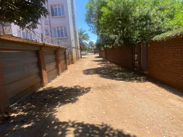 2 bed duplex in town near Montague Spar