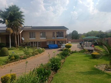  4bed with  2 ensuite in Gunhill, Harare with 5 bed cottage, Pool & Borehole