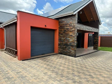 Spacious 4-Bed Home with Borehole in Maranatha, Harare