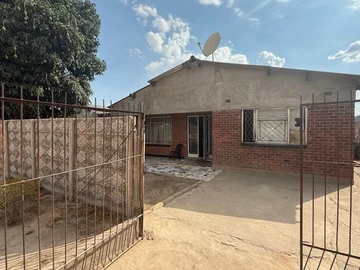 6-Bedroom Family House for Sale in Chitungwiza, Unit J Seke