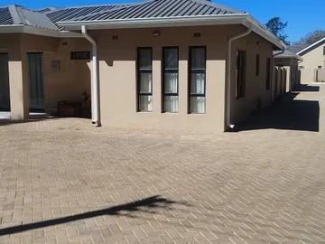 Neat Townhouse For Rent In Bluff Hill