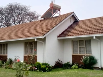 Avonlea:3 beds house with lounge, dining, kitchen , solar system,solar geyser, borehole ,one bed 