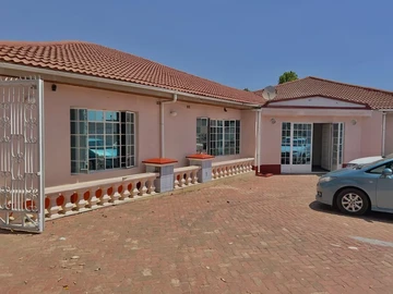 Spacious 8-Bedroom Luxury House for rent in Belvedere, Harare