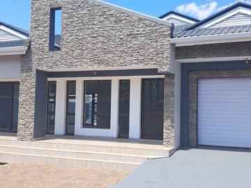 Neat Townhouse in Westgate