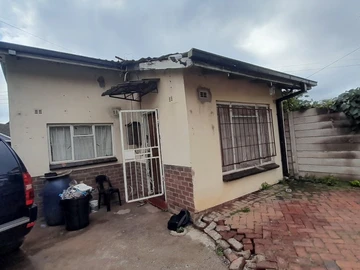 *OLD ASHDON PARK HOUSE FOR SALE* *3 BEDROOMED HOUSE *BRICK UNDER TILE *852sqm *WALLED N GATED .Deeds