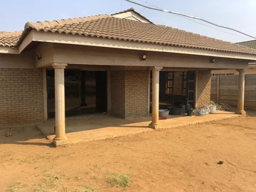 4 Beds Family Home for Sale in Bloomingdale, Harare West with Borehole