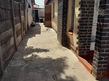 Glennorah A  214m² 4 Beds Lounge  Kitchen  Slub yard Dura Wall & Gated Clean Deeds