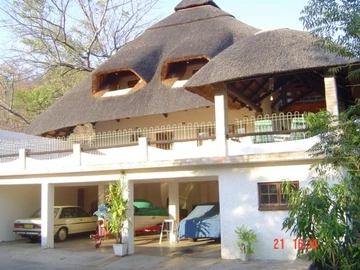 Kariba - Stunning Thatched Double Storey Residence