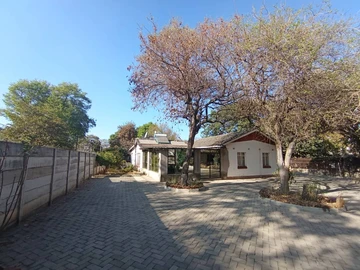 Charming Family Home Close To Airport Road