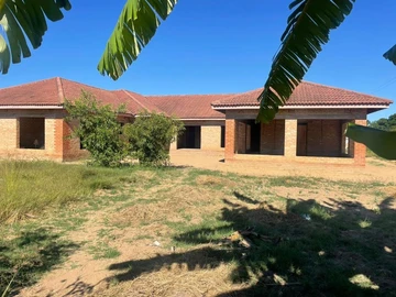 Finish to your stylish taste. 5-Bedroom Family Home for Sale in Rusape, Manicaland, 3000 m² Land