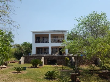 3 Bedroomed House Plus Cottage - Kariba