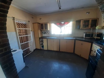 hatfield 2bed house with massive yard 450/month,borehole,gazebbo for braai