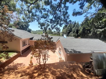 Massive house in Glen Lorne with 4 bedrooms,2 bedrooms with ensuite , modern fitted kitchen