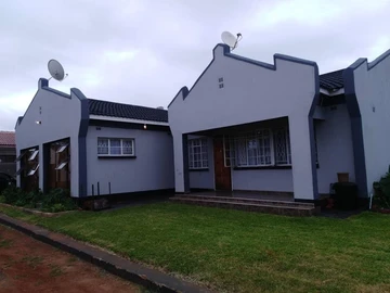 Title 3 bedroomed Cluster unit in Bluffhill for rentals available on the 1st August 2024