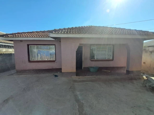 3-BR House in Damofalls: ZESA, Internet, En Suite & More!