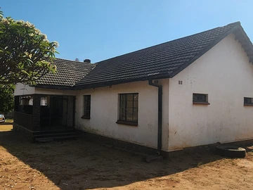 4-Bedroom House in Parktown, Harare with Garden & Staff Quarters for Sale