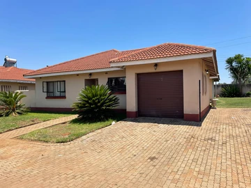 Westgate Beautiful Single Storey Cluster Home For Sale