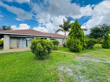 Move-In Ready: 2-Bed Cottage on Expansive Stand