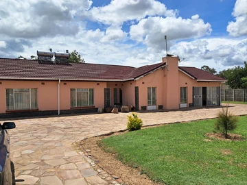 House to rent in Windsor Park for commercial use of residential a stone throws away from Pick n Pay