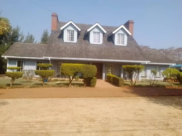 Double storey for sale in Helensvale,Borrowdale Harare