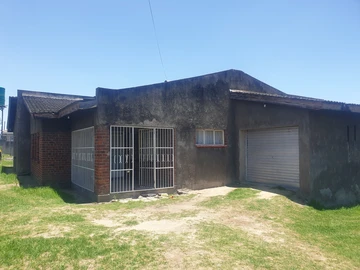 Charming House 3BD Rental House in Zimre Park, Harare with well and tank $500 immediate occupation