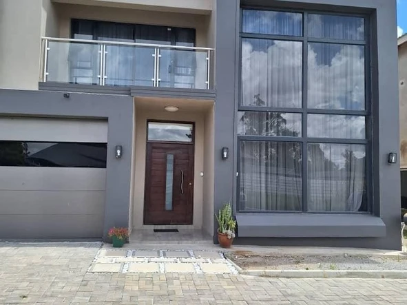 Modern 4Bed Townhouse In Highlands